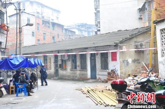 圖為地陷事發(fā)點仍拉有警戒線 周瀟男 攝