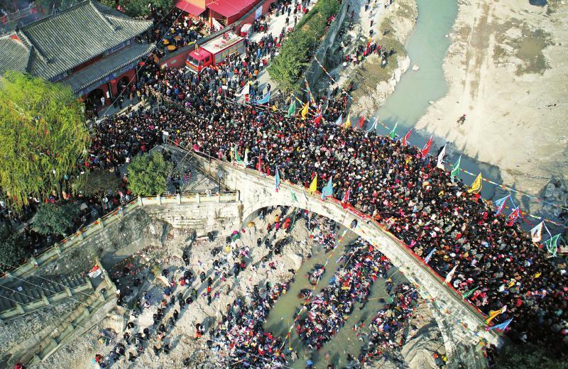 安縣踩橋日鳥瞰：20萬人“踏破”太平橋