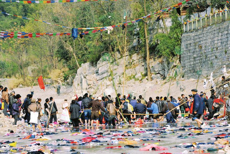 安縣踩橋日鳥瞰：20萬人“踏破”太平橋