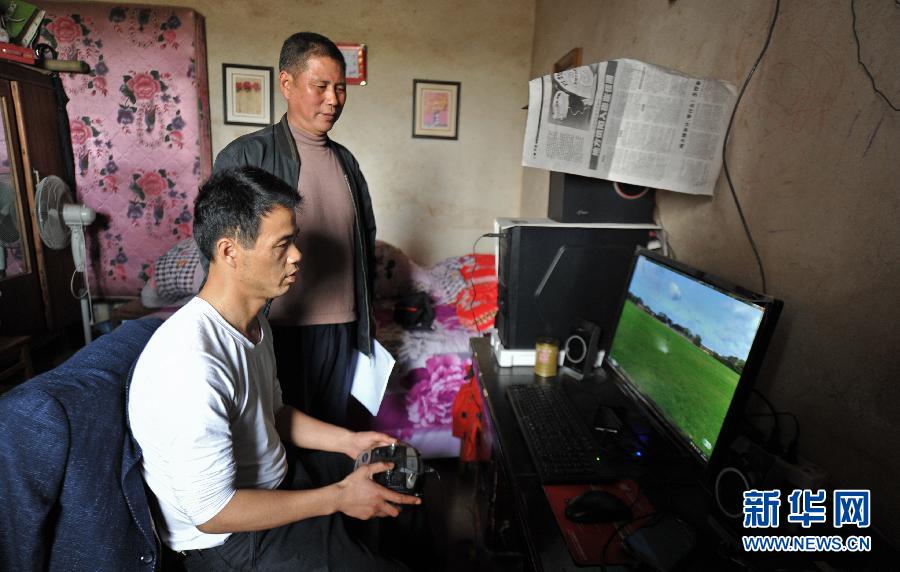 （社會）（5）花甲老農造飛機 組建“農業(yè)飛虎隊”