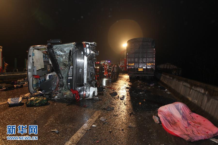 （新華直擊）（1）重慶黔江發(fā)生一起交通事故已致15人死亡