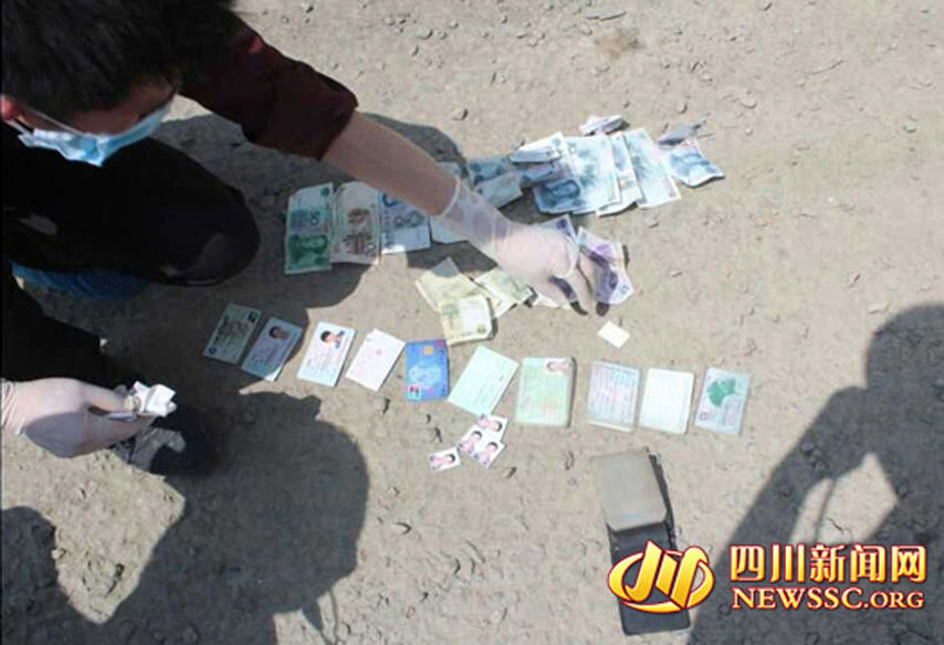 大貨車側(cè)翻將小車壓扁至40厘米