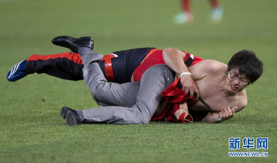 （體育）（1）足球——亞冠：球迷闖進(jìn)球場(chǎng)