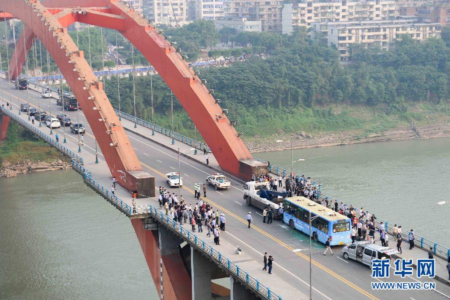 （突發(fā)事件）（4）宜賓市區(qū)一公交車燃燒  1人死亡20余人受傷