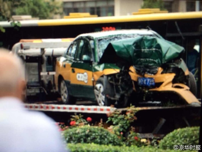 北京一出租車撞樹3人亡【5】
