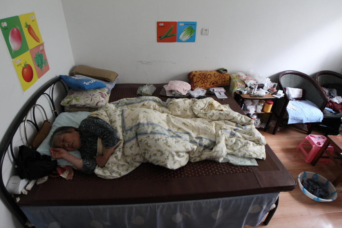 長春79歲獨(dú)居老太學(xué)校蹭食堂 隨身帶急救藥