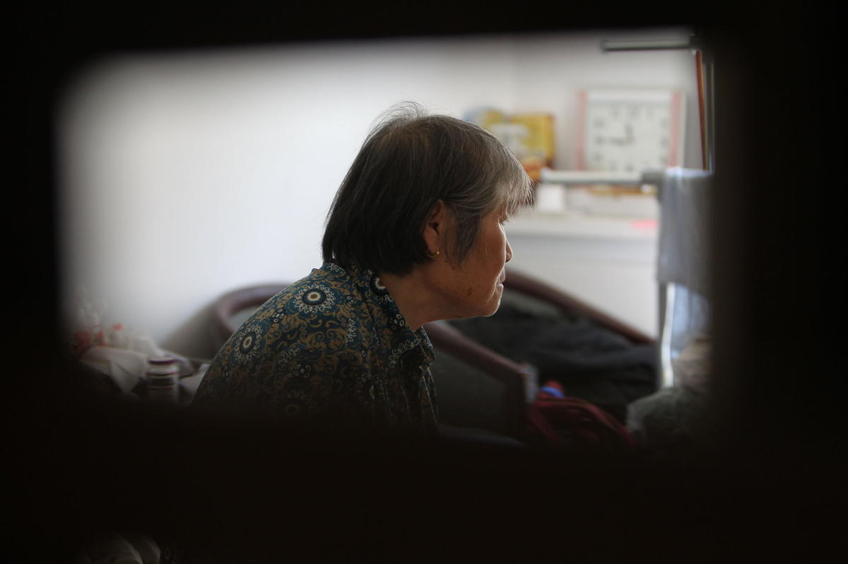 長(zhǎng)春79歲獨(dú)居老太學(xué)校蹭食堂 隨身帶急救藥