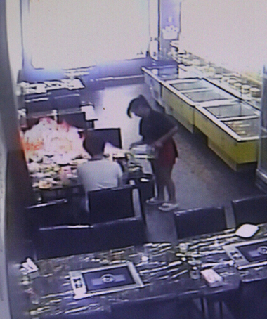 服務員對明火加液態(tài)酒精致女孩全身起火