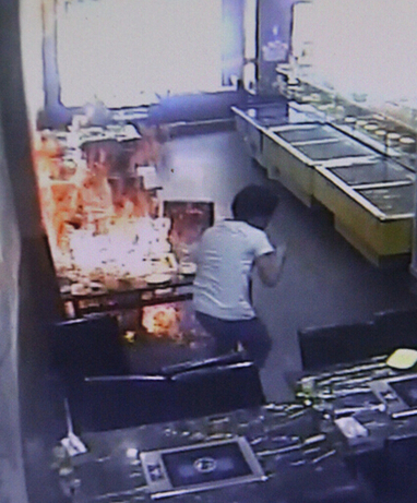 服務(wù)員對(duì)明火加液態(tài)酒精致女孩全身起火