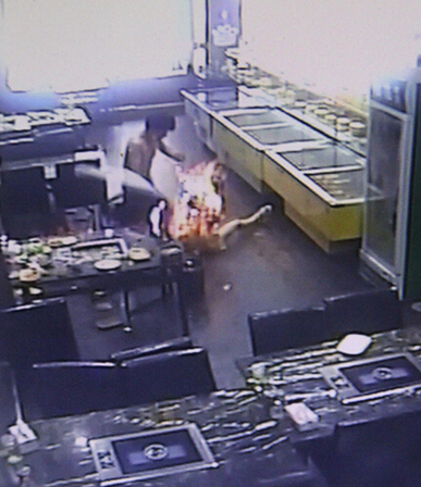 服務(wù)員對(duì)明火加液態(tài)酒精致女孩全身起火