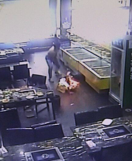 服務(wù)員對明火加液態(tài)酒精致女孩全身起火