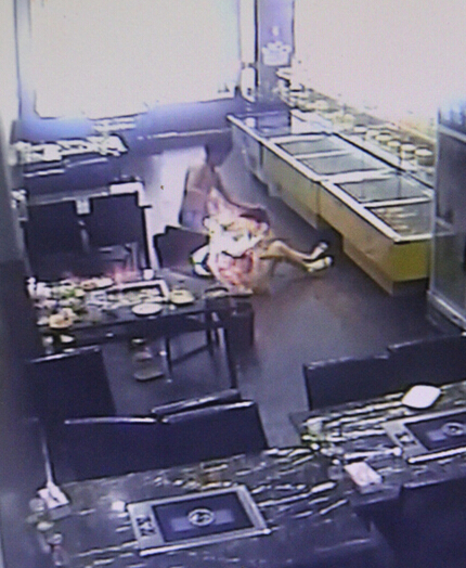 服務(wù)員對明火加液態(tài)酒精致女孩全身起火