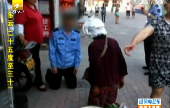 城管與賣(mài)菜大媽當(dāng)街互跪 稱(chēng)“我也不容易”