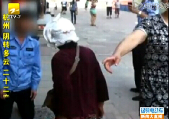 城管與賣(mài)菜大媽當(dāng)街互跪 稱(chēng)“我也不容易”