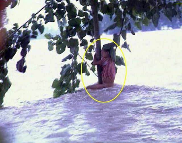 組圖：98年洪災(zāi)中抱樹(shù)獲救7歲女孩成為鐵路警察