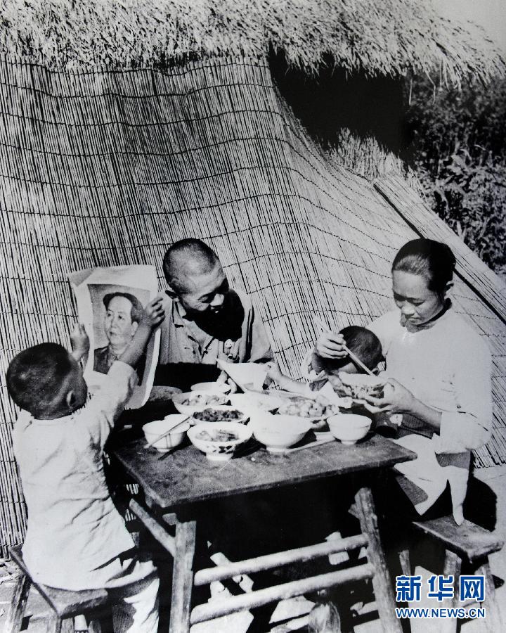 （筑夢中國·輝煌65年·圖文互動）（1）鏡頭中的中國：3家農(nóng)戶的65年——一位攝影記者跟拍記錄中國農(nóng)村的變遷 