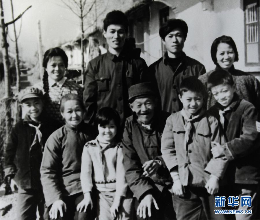 （筑夢(mèng)中國·輝煌65年·圖文互動(dòng)）（2）鏡頭中的中國：3家農(nóng)戶的65年——一位攝影記者跟拍記錄中國農(nóng)村的變遷 