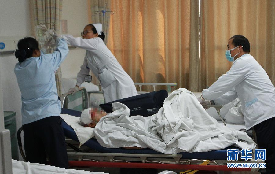 （突發(fā)事件）（2）東海大橋公路大巴側(cè)翻　已造成6人死亡 