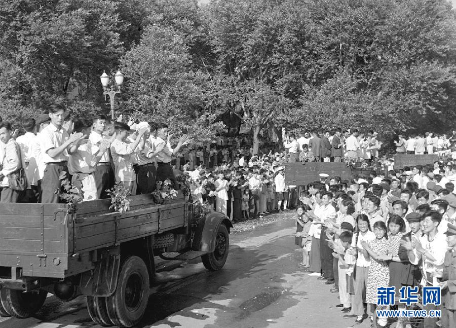 （新中國(guó)成就檔案·圖文互動(dòng)）（1）國(guó)產(chǎn)“解放”牌載重汽車試制成功