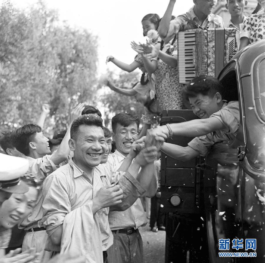 （新中國(guó)成就檔案·圖文互動(dòng)）（3）國(guó)產(chǎn)“解放”牌載重汽車(chē)試制成功