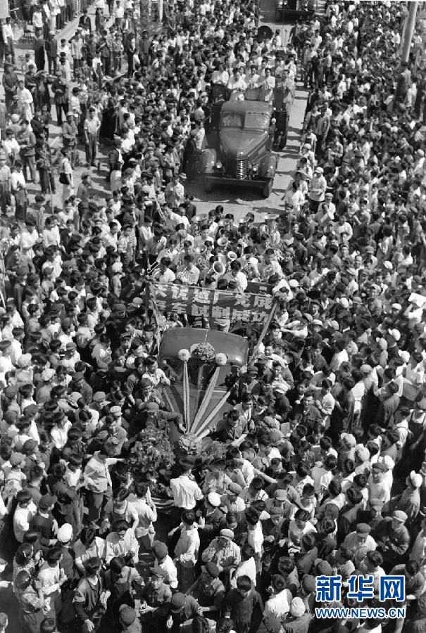 （新中國成就檔案·圖文互動）（2）國產(chǎn)“解放”牌載重汽車試制成功