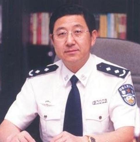 青島公安局原局長貪腐收金磚 與下屬分享姐妹花