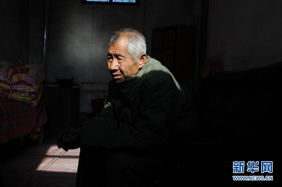 （中國網(wǎng)事·感動2014·圖文互動）（3）九旬母親隱居深山照顧智障兒　相依為命60年