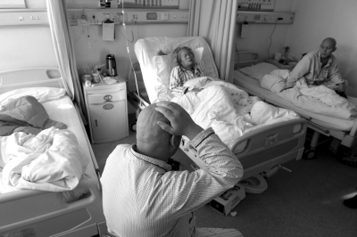 張女士一家多人因鉈中毒頭發(fā)已完全脫落。京華時(shí)報(bào)記者徐曉帆攝