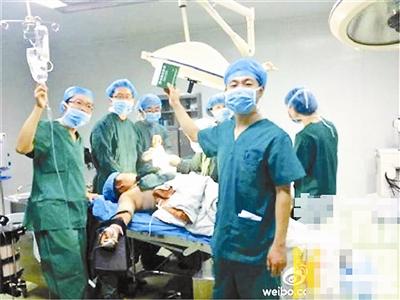 西安“手術(shù)臺自拍醫(yī)生”：醫(yī)生不是神 也有感情